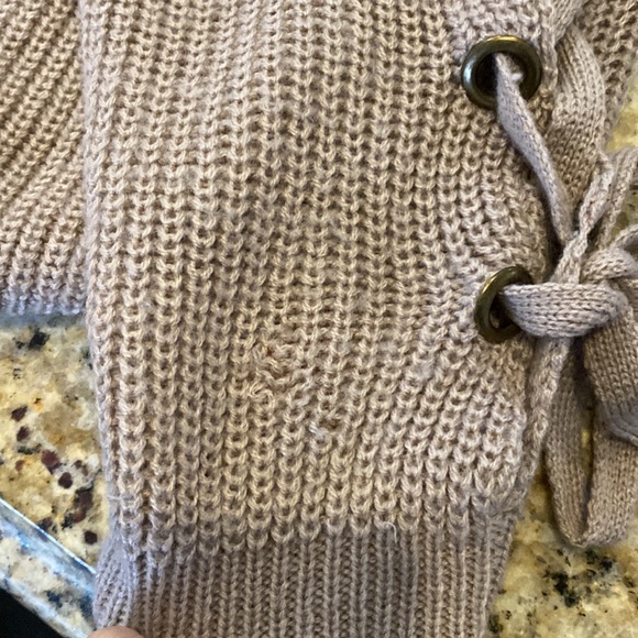 Debut size M lace up sleeve sweater. - Picture 7 of 7